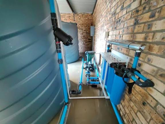 Borehole pump system feeding a water storage tank